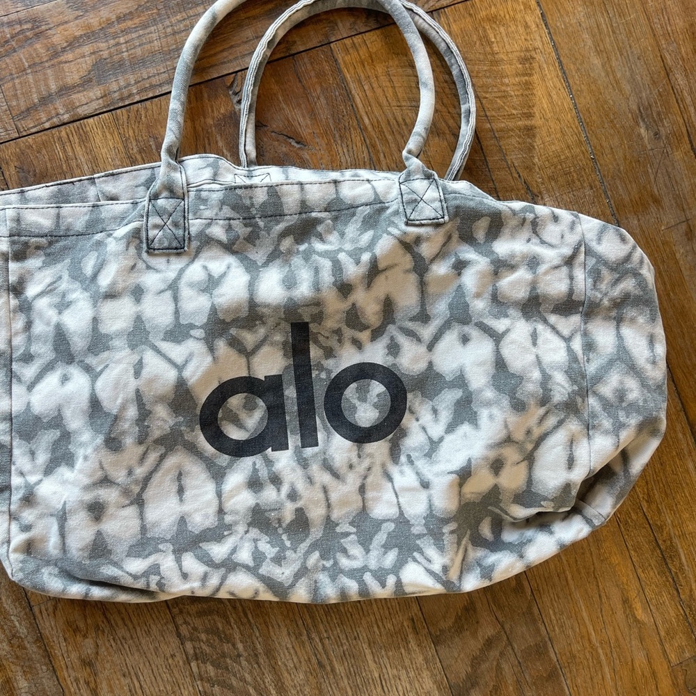 ALO Yoga Black and White Tie-Dye Tote Bag - Picture 8 of 9